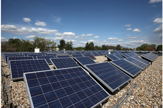 Solarzellen auf einem Flachdach