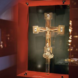 Eines der ältesten Exponate im Domschatzmuseum: Ein romanisches Bronzekreuz aus der Mitte des 12. Jahrhunderts.