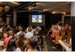 Fotografie - Internationale Jugendkonferenz 2022 - Blick in den Veranstaltungsraum beim Abschlussabend