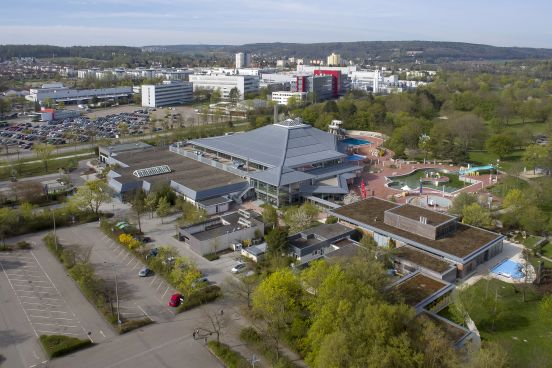 Fotografie: Luftaufnahme des Westbades, im Hintergrund Infineon