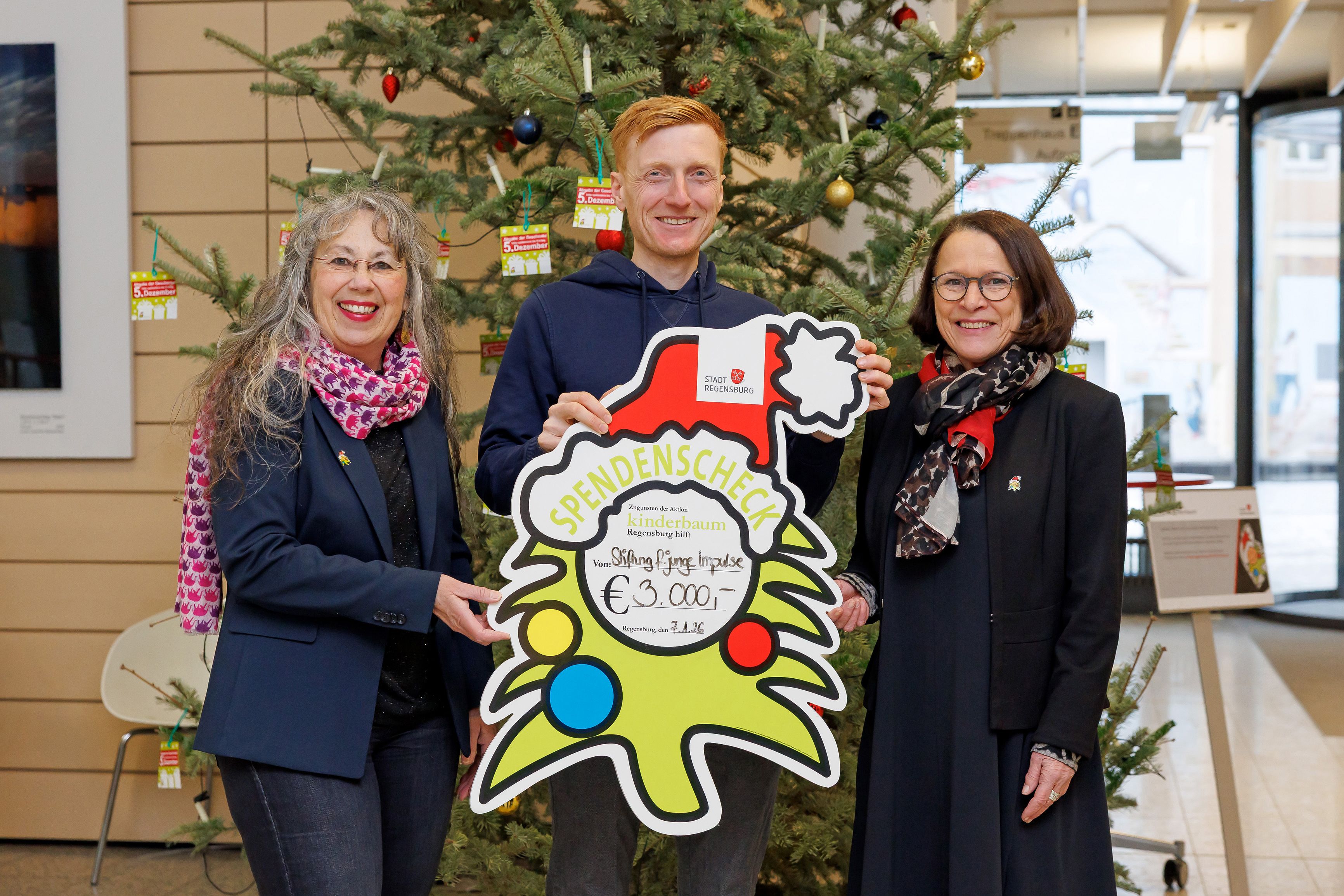 Fotografie – (v.l.n.r.) Karin Sperrer, Aktion Kinderbaum, Dr. Ludwig Fuchs, Stiftung für junge Impulse, Gertrud Maltz-Schwarzfischer, Oberbürgermeisterin