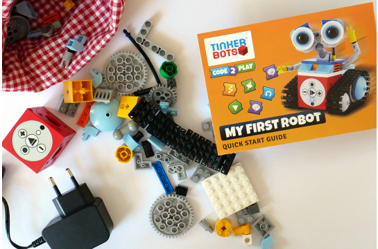 Foto einer Schachtel eines Tinkerbotroboters und einzelnen Legoteilen