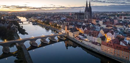 Fotografie - Luftaufnahme mit Blick über die Altstadt, Donau und Steinerner Brücke