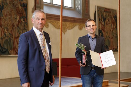 Fotografie - Bürgermeister Ludwig Artinger überreicht Franz Rösl den Umweltpreis für die Gerhard Rösl GmbH & Co. KG