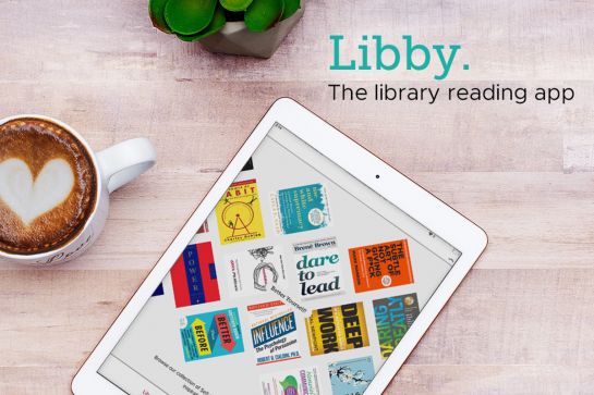 iPad mit geöffneter Libby-App auf einem Tisch, daneben Kaffeetasse und Pflanze (C) Andrea Borowski
