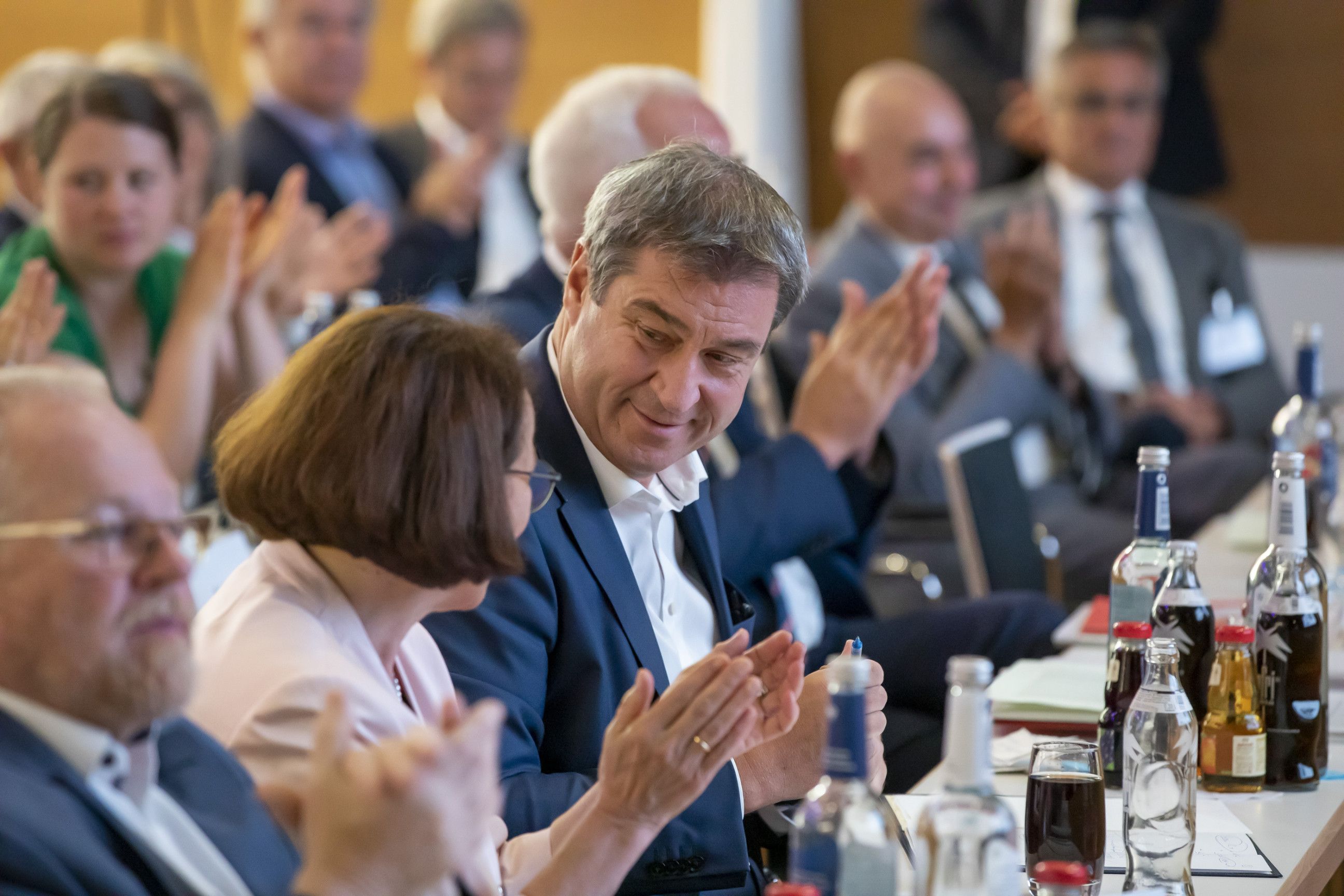 Fotografie: Oberbürgermeisterin Gertrud Maltz-Schwarzfischer mit Ministerpräsident Markus Söder bei der Vollversammlung des Bayerischen Städtetags