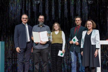 Fotografie - Mitglieder von Campus Regensburg e.V. mit Oberbürgermeisterin Gertrud Maltz-Schwarzfischer und Kulturreferent Wolfgang Dersch bei der Preisverleihung