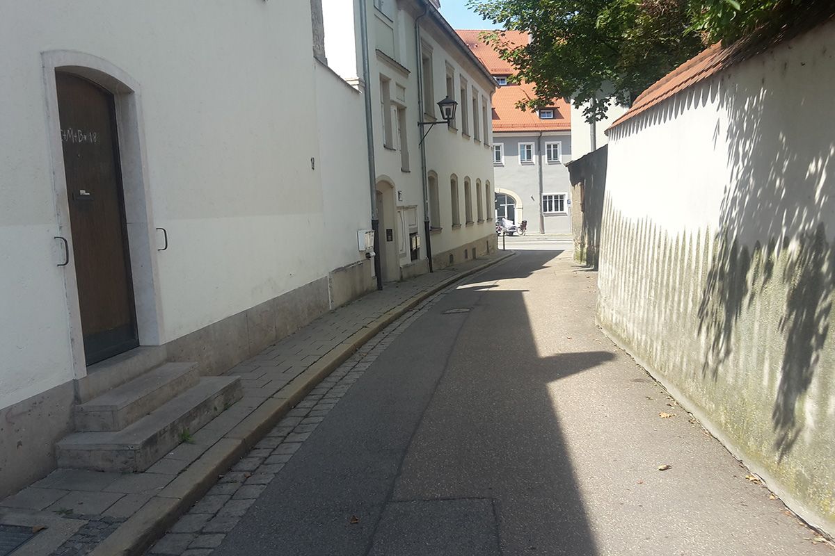 Fotografie - Ansicht Wiesmeierweg Richtung Jakobstraße vor dem barrierefreien Ausbau