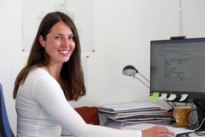 Fotografie: Verena Schmid sitzt am PC (C) Bilddokumentation Stadt Regensburg StadtMensch Verena Schmid - Aufmacher