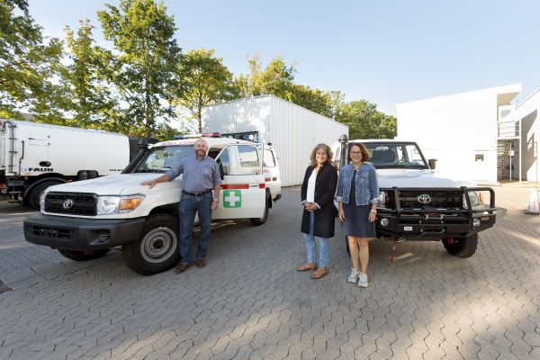 Fotografie: Oberbürgermeisterin Gertrud Maltz-Schwarzfischer mit den beiden Toyota Pick-ups für Odessa