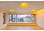 Kinderhaus Steinweg - Blick in Zimmer mit großer Fensterfront