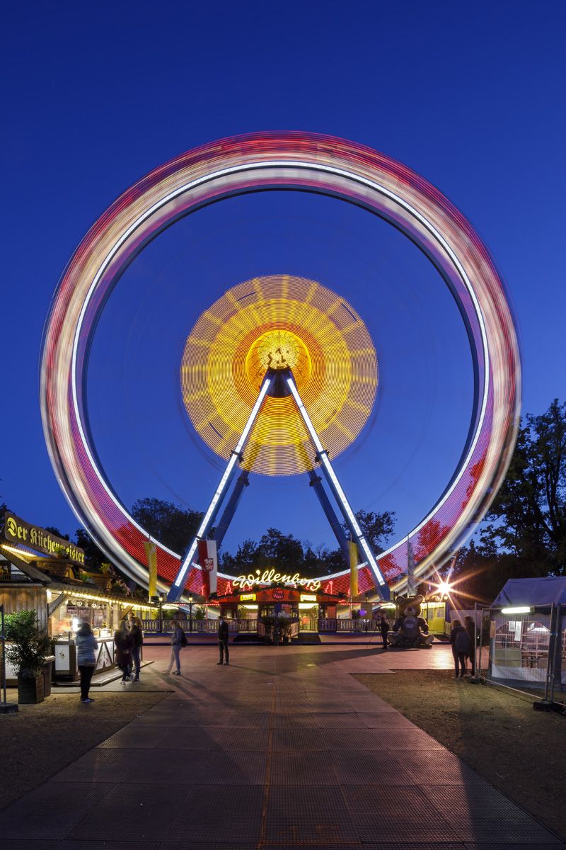 Fotografie - Beleuchtetes Riesenrad auf dem Kepler-Areal bei Nacht