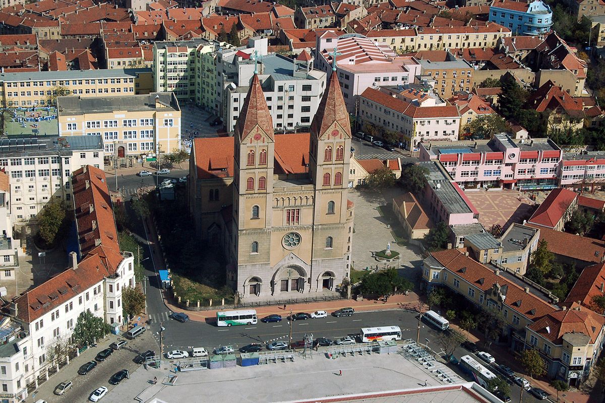 Partnerstadt Qingdao 4 - Luftbild - Blick auf eine Kirche