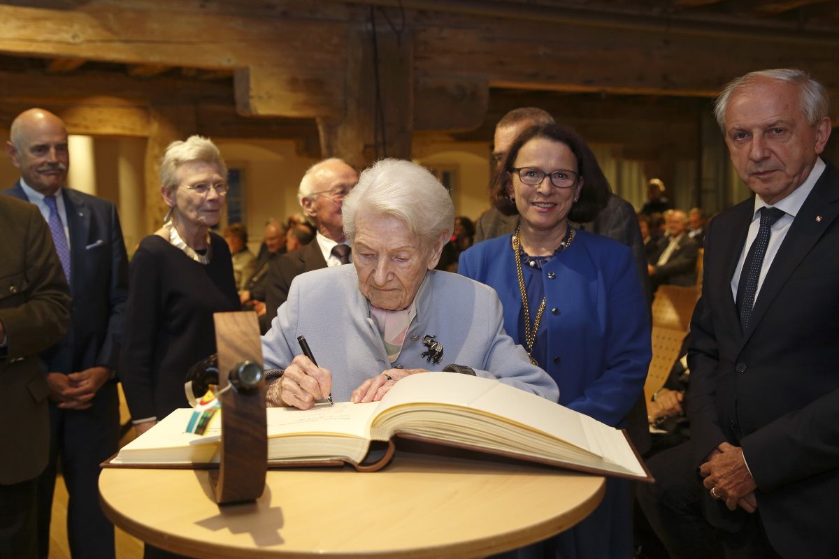 Fotografie: Eintrag ins Gästebuch beim Festakt zum 50-jährigen Jubiläum der Städtepartnerschaft mit Brixen (September 2019)