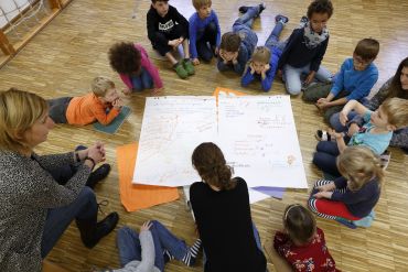 Fotografie: Kinder gestalten ein Plakat