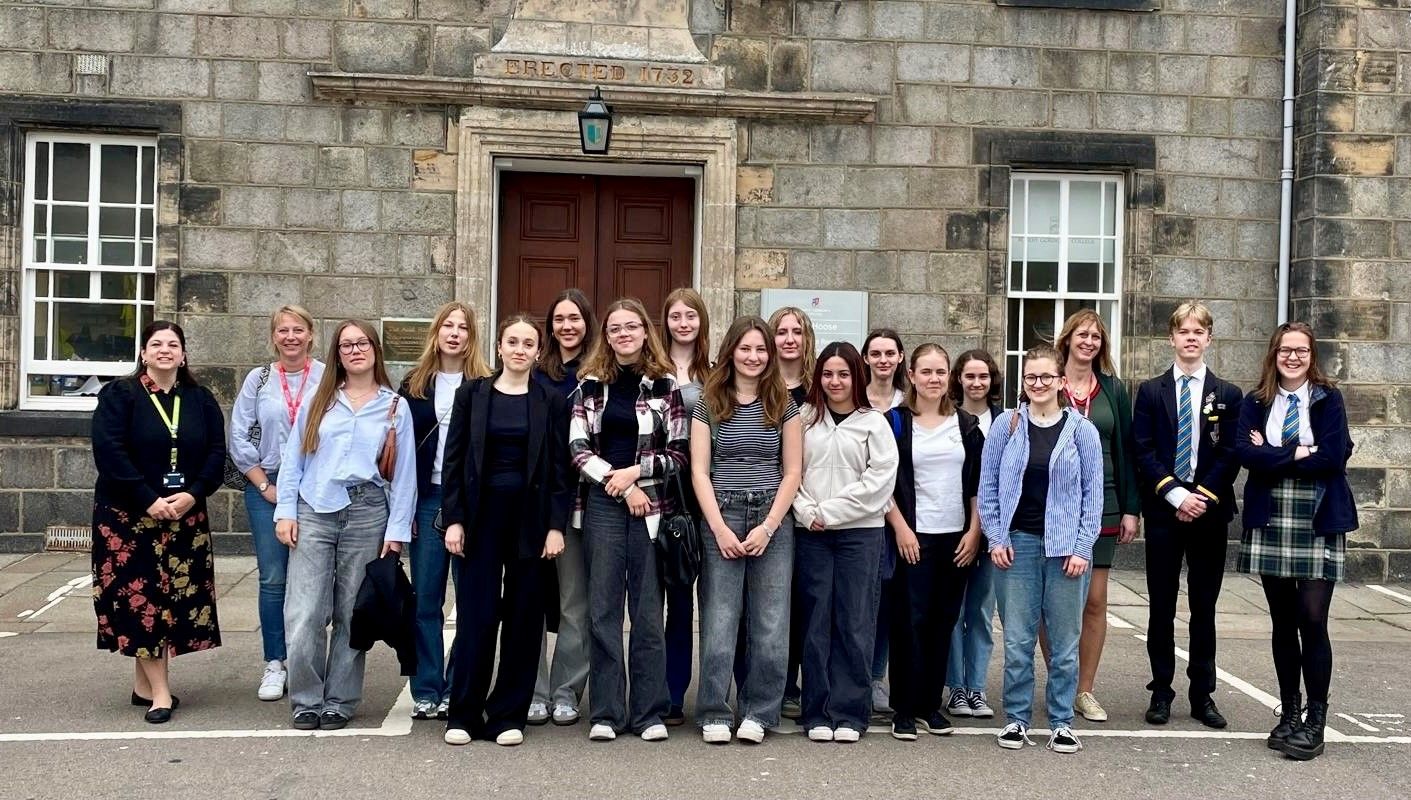 Fotografie: Gruppenfoto vor dem privaten Robert Gordon’s College in Aberdeen
