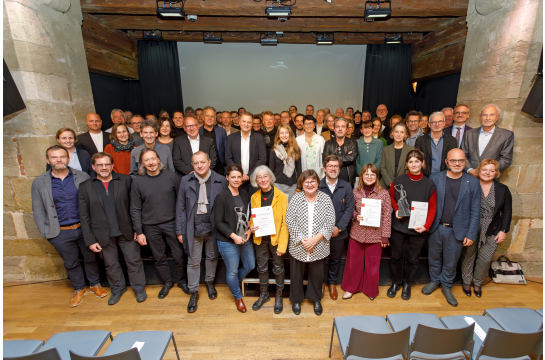 Fotografie: Gruppenbild bei der Verleihung des Architekturpreises 2024