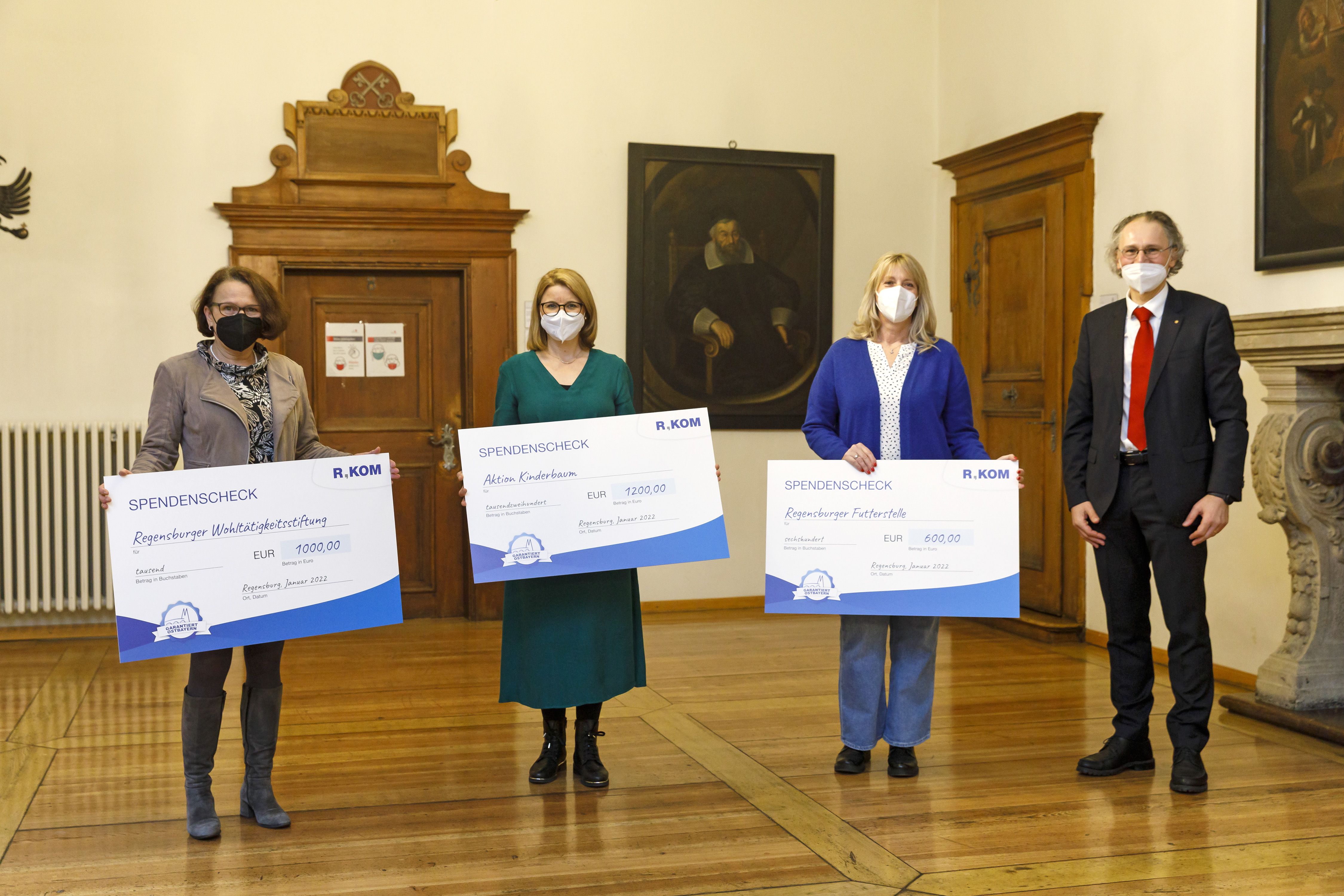 Fotografie-Herr Rauscher, R-Kom, übergibt insgesamt drei Spendenschecks für die Regensburger Wohltätigkeitsstiftung an Oberbürgermeisterin Gertrud Maltz-Schwarzfischer in Höhe von 1.000 €, für die Aktion Kinderbaum an Melanie Brunner einen Scheck in Höhe von 1.200 € und an Frau Graef von der Sozialen Futterstelle einen Spendenscheck in Höhe von 600 €. 