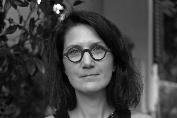 Die Fotografie zeigt eine Porträtaufnahme von Irena Frantal