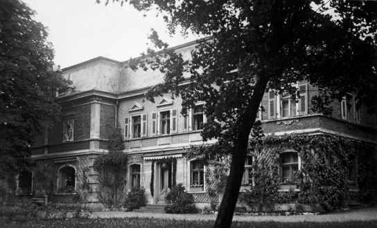 Fotografie: Schwarz-Weiß-Bild des sog. Parkhauses im Königswiesener Park