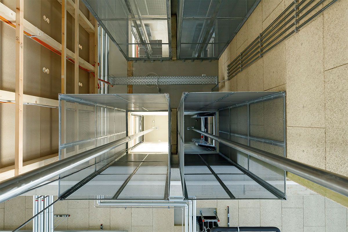 Fotografie - Rutschschächte zwischen Fahrzeughalle und 2. OG des Bauteils 3b