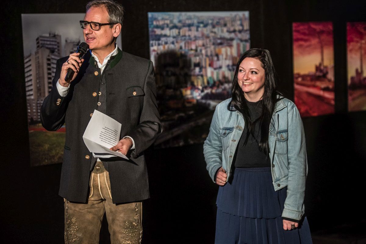 Fotografie – Der Kulturreferent Dersch und die Künstlerin Schabus zur Ausstellungseröffnung während der KulturKreativTage in Pilsen 2020