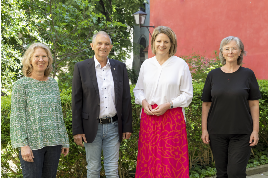 Fotografie: (v. l. n. r.) Petra Frauenstein, Erich Büchl, Bürgermeisterin Dr. Astrid Freudenstein und ReNeNa-Beauftragte Elfriede Windpassinger