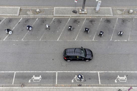 Fotografie: 2022 blockierten Rollstühle die Parkplätze vor den Regensburg Arcaden. Die Aktion sollte Autofahrende dafür sensibilisieren, Behindertenparkplätze auch wirklich frei zu lassen.