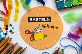 Foto Logo Basteln at Home. Bastelmaterialen liegen rings herum