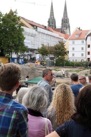 Fotografie – Dr. Dallmeier bei einer Führung durch die Ausgrabung am Donaumarkt 2014. 