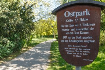 Fotografie: Eingangsschild des Ostparks