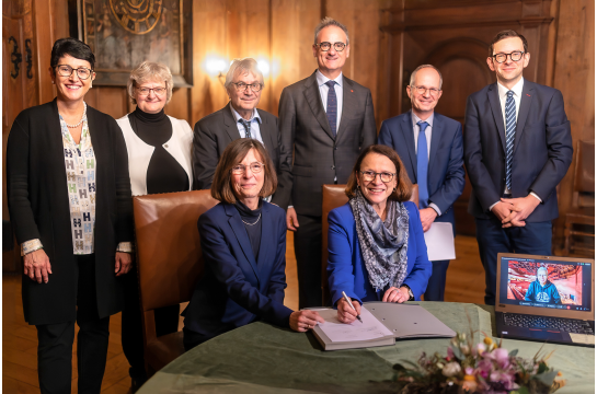 Fotografie: Unterzeichnung der Zuwendungsvereinbarung im Kurfürstenzimmer des Alten Rathauses am 29. Oktober 2024 durch Oberbürgermeisterin Gertrud Maltz-Schwarzfischer und die Vizepräsidentin der Universität Regensburg, Prof. Dr. Ursula Regener; weitere Personen in zweiter Reihe v. l. n. r.: Bildungsreferentin Dr. Sabine Kellner-Mayrhofer, Martina Köglmeier (Stabsstelle Gedenk- und Erinnerungskultur), Prof. Dr. Daniel Drascek, Kulturreferent Wolfgang Dersch, Prof. Dr. Bernhard Löffler, Lorenz Baibl (Leiter des Amts für kulturelles Erbe)