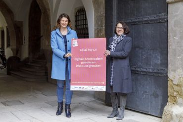 Equal Pay Day 2022 - Landrätin Tanja Schweiger und Oberbürgermeisterin Gertrud Maltz-Schwarzfischer mit Plakat