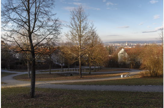 Fotografie: In Serpentinen führt der Weg den Berg hinunter.