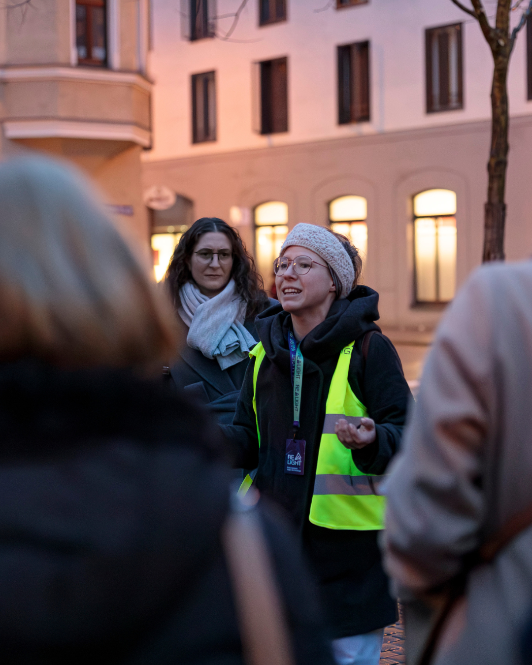Fotografie – Eine Frau erklärt die Lichtkunst
