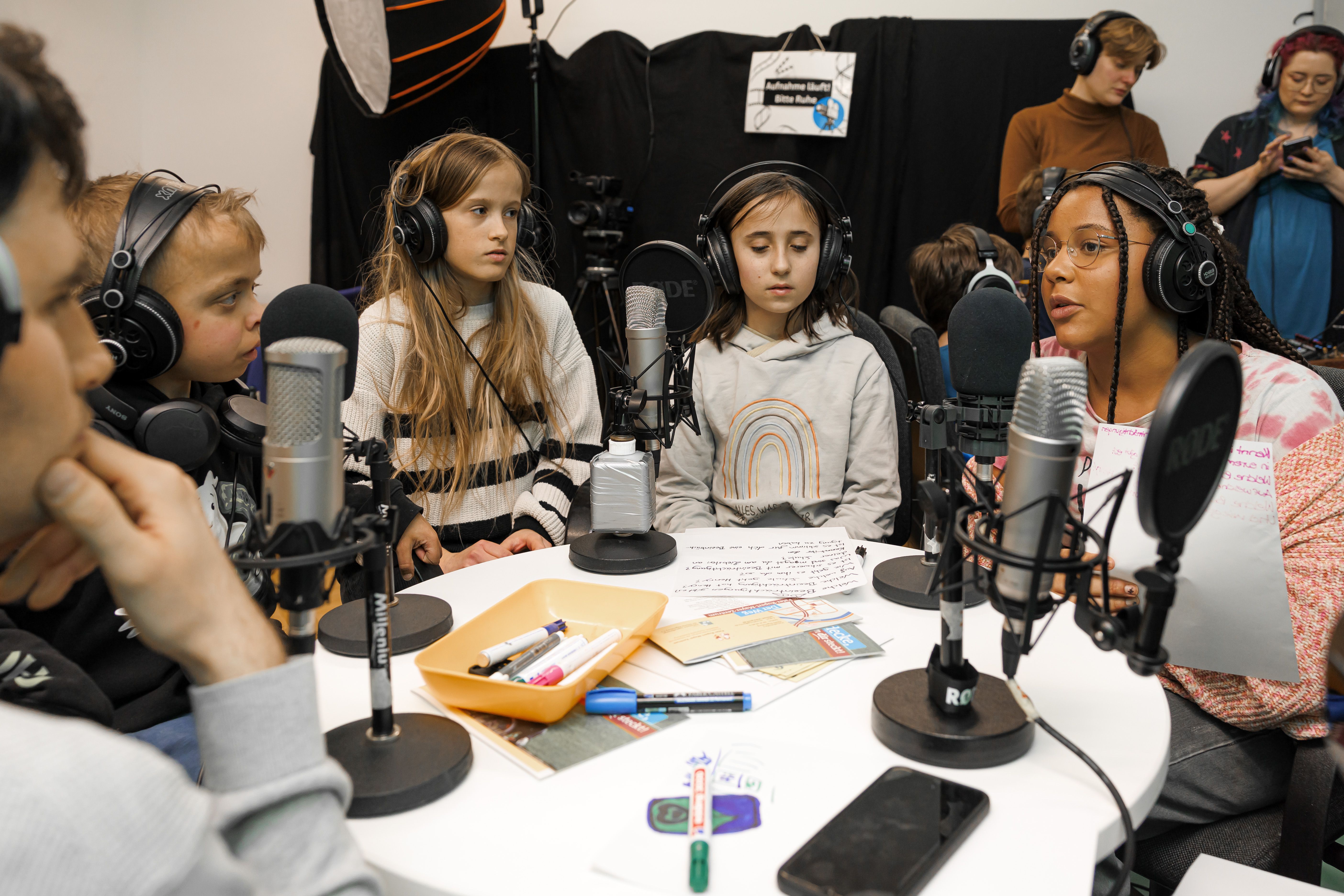 Fotografie: Die MGH-Pädagogin Anna Greß (links) hält sich während der Aufzeichnung mit ihrer Kollegin Julia Bräu im Hintergrund. 