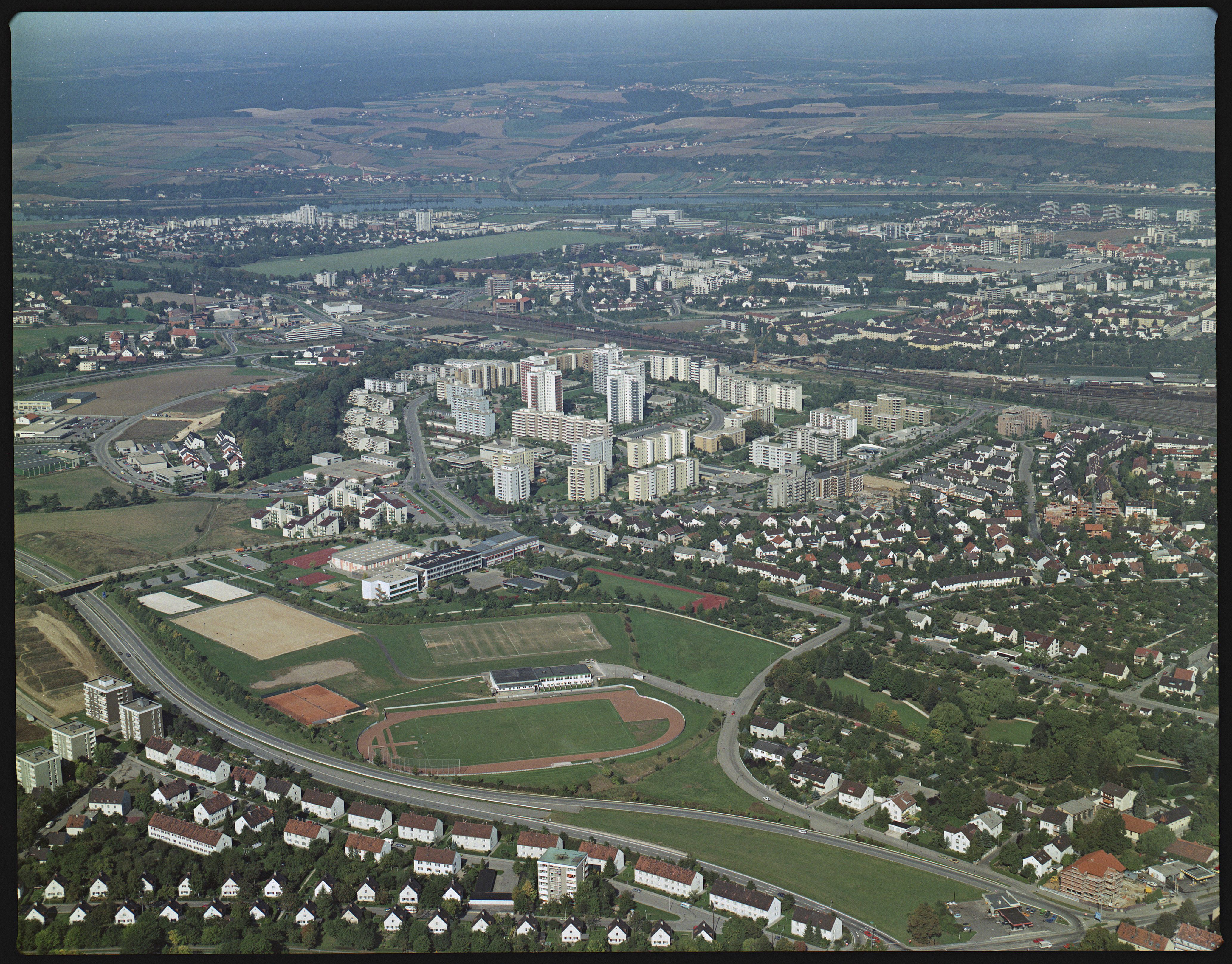 Ein Luftbild des Stadtteils Königswiesen ca. 1990er Jahre