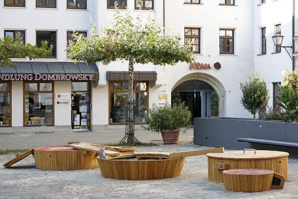 Fotografie - Spielpunkt mit Holzsandkasten und Holzbänken