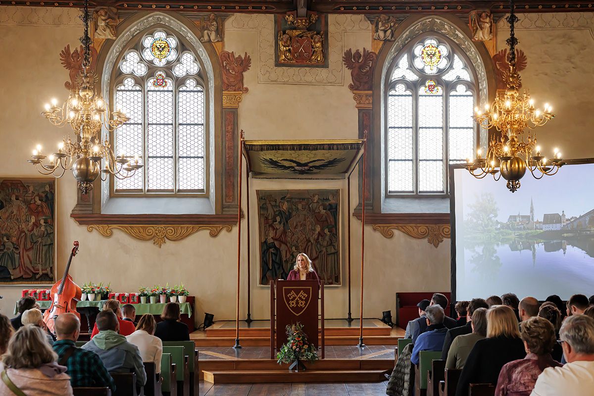 Fotografie - Die Leiterin des Amtes für Integration und Migration, Ines Spitaler-Kossok, spricht zu den Gästen