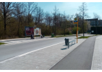 Fotografie - Baumaßnahme Hermann-Köhl-Straße/Wernerwerkstraße - Auf dem Bild sieht man die barrierefrei ausgebaute und mit Kasseler Sonderbord sowie taktilen Auffindestreifen umgebaute Bushaltestelle an der Hermann-Köhl-Straße .                                           