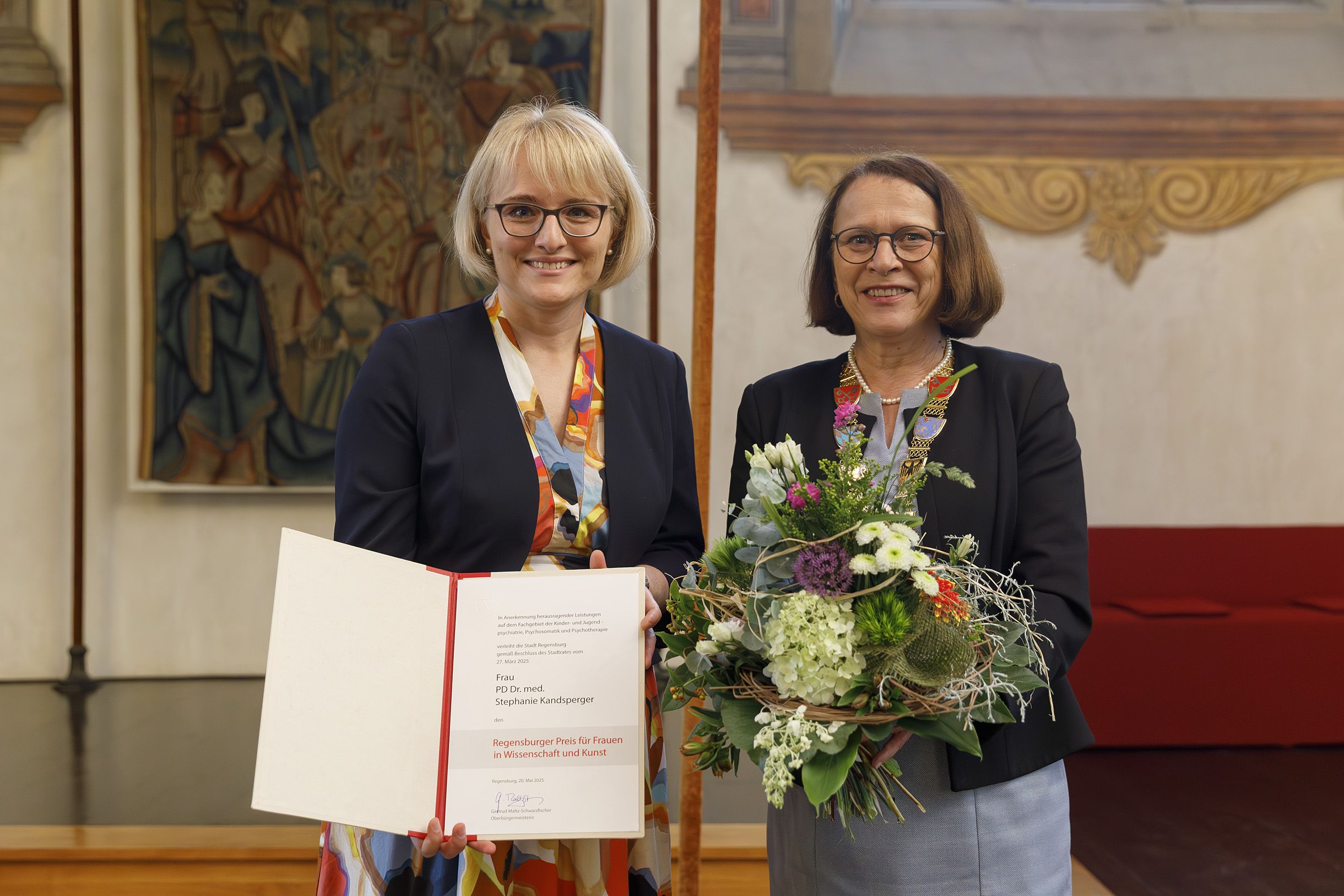 Fotografie – Oberbürgermeisterin Gertrud Maltz-Schwarzfischer mit der Preisträgerin PD Dr. med. Stephanie Kandsperger