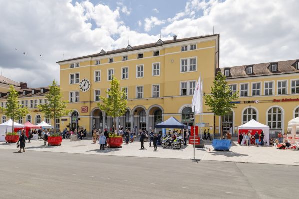 Buntes Programm zur Eröffnungsfeier des Bahnhofsvorplatzes