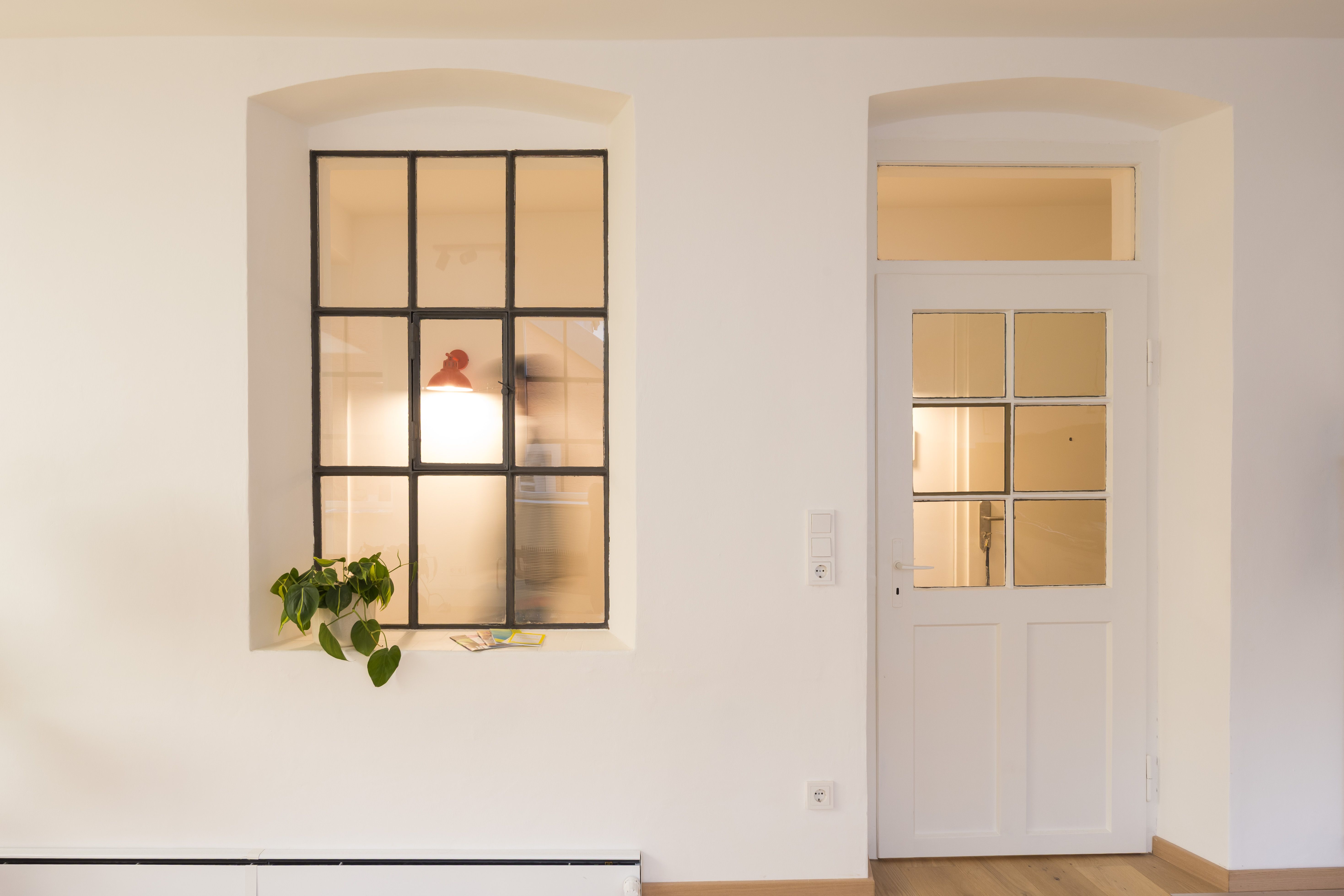 Fotografie - Alterwohnung 2 - Die Fotografie zeigt eine verschwommende männliche Silhouette, die durch den Gang läuft.