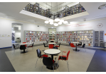 Fotografie - Lesehalle der Stadtbücherei am Haidplatz mit Zeitschriften-Regalen und Sitzgruppen zum Lesen. (C) Stefan Effenhauser (C) Stefan Effenhauser