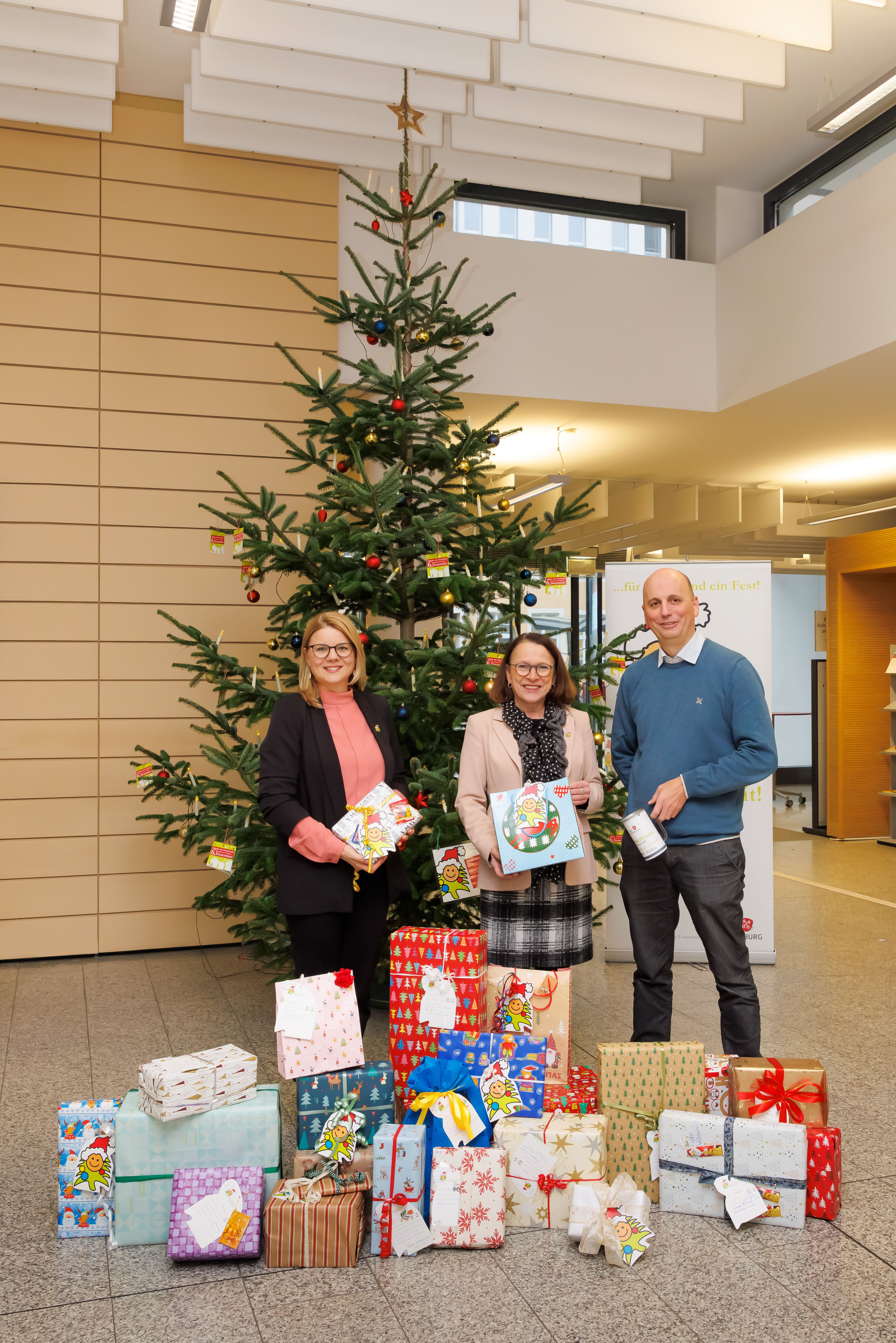 Foto Spendenübergabe, Melanie Brunner, Aktion Kinderbaum, Oberbürgermeisterin Gertrud Maltz-Schwarzfischer, Franck Bazin, Geschäftsführer Schneider Electric Sachsenwerk GmbH