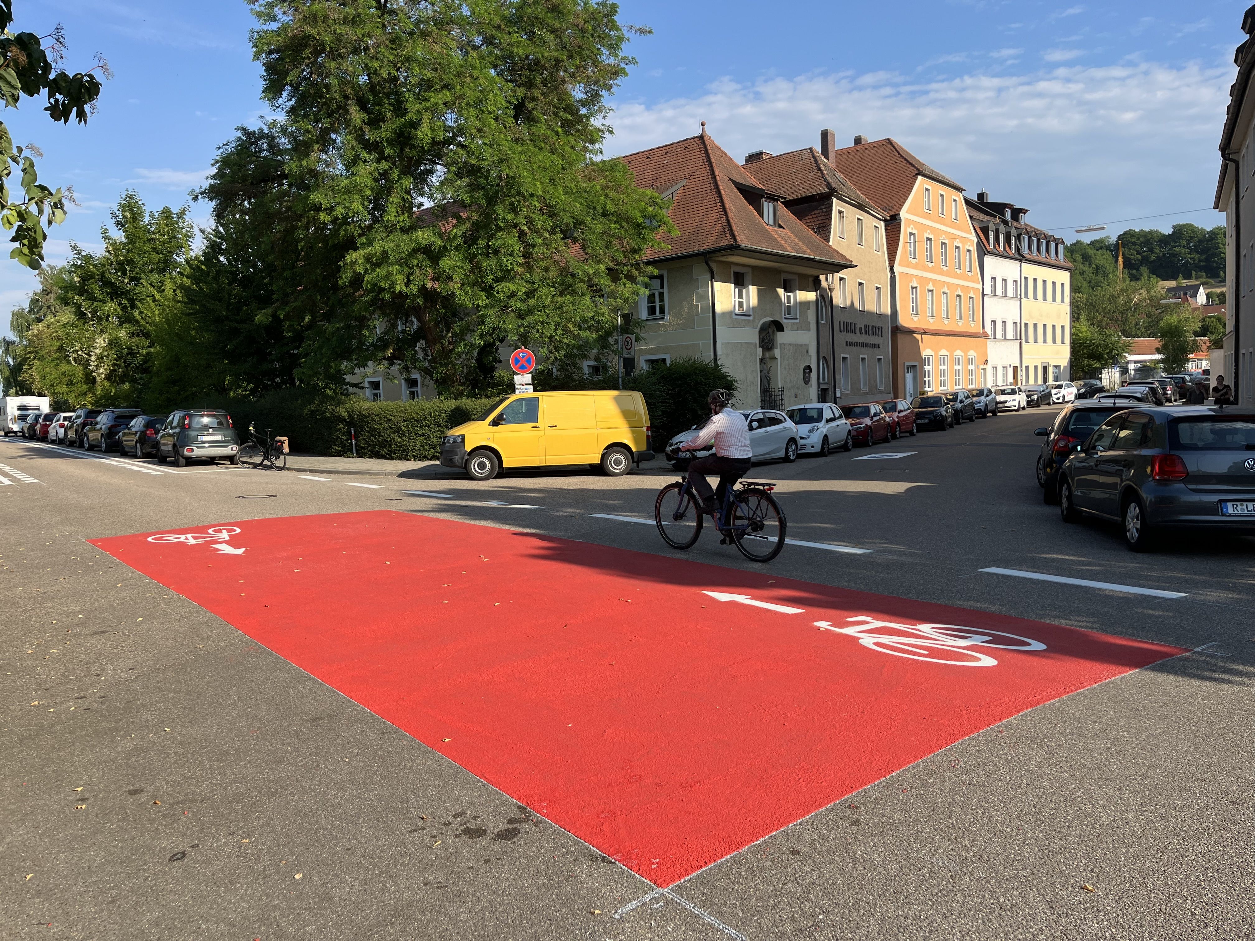 Fotografie – Rote Bodenmarkierungen, wie hier an der Einmündung Steinweg, weisen darauf hin, dass die neue Fahrradstraße Vorrang gegenüber der einmündenden Straße hat.