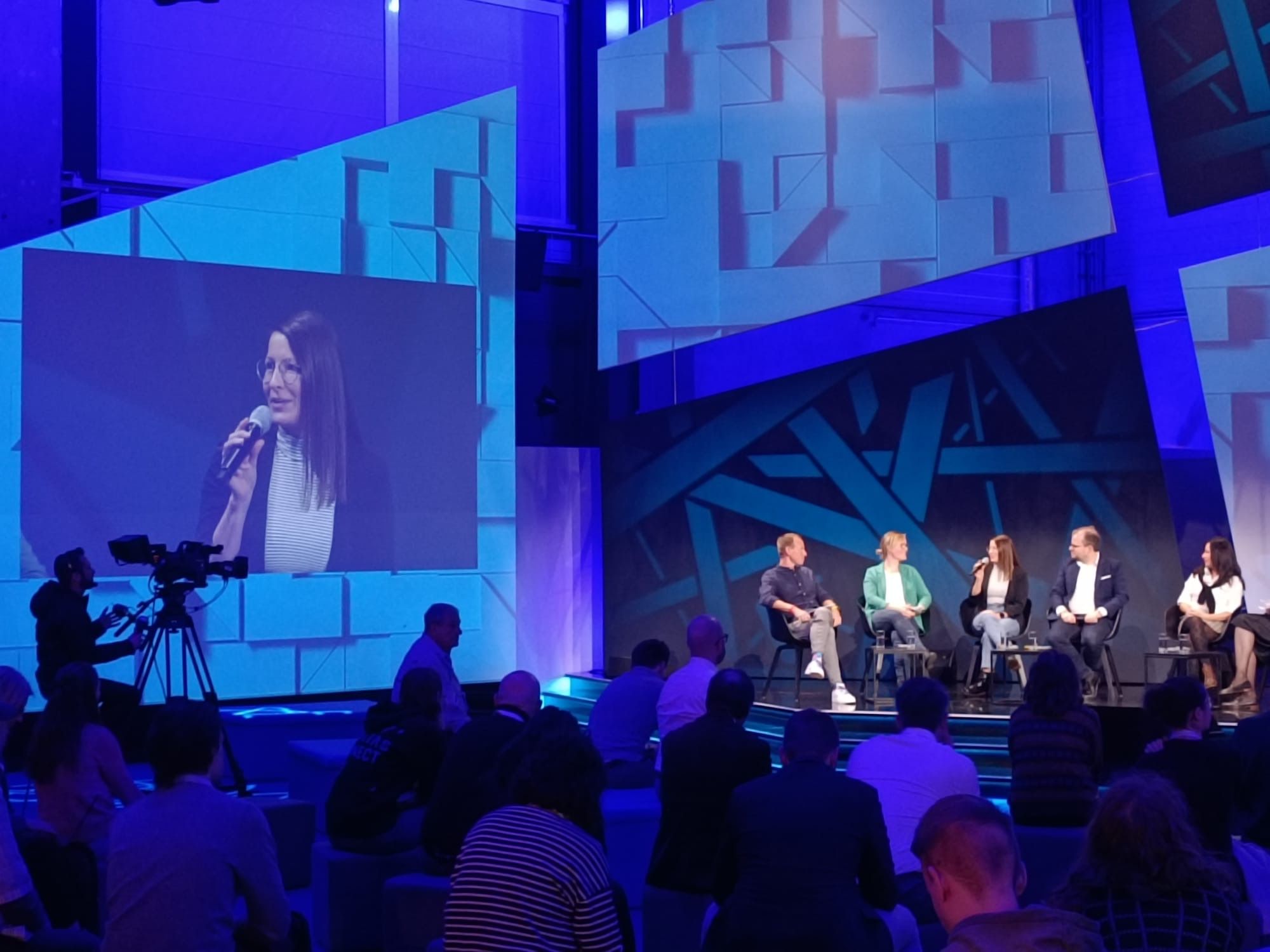 Franziska Meier auf der Bühne bei der Smart City Convention