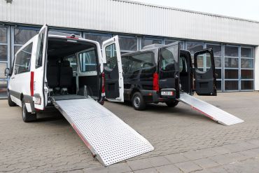 Fotografie: Die zwei Sprinter sind mit Rollstuhl-Rampen ausgestattet.