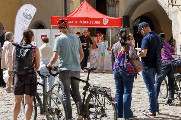 Fotografie - Menschen an einem Infostand