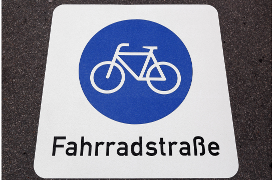 Fotografie: Das Foto zeigt die Bodenmarkierung, die eine Straße als Fahrradstraße ausweist. 